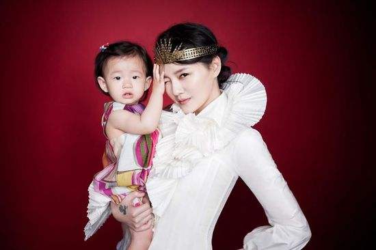 大s女儿"公主坐"火了,网友纷纷称赞,有教养的孩子这样培养