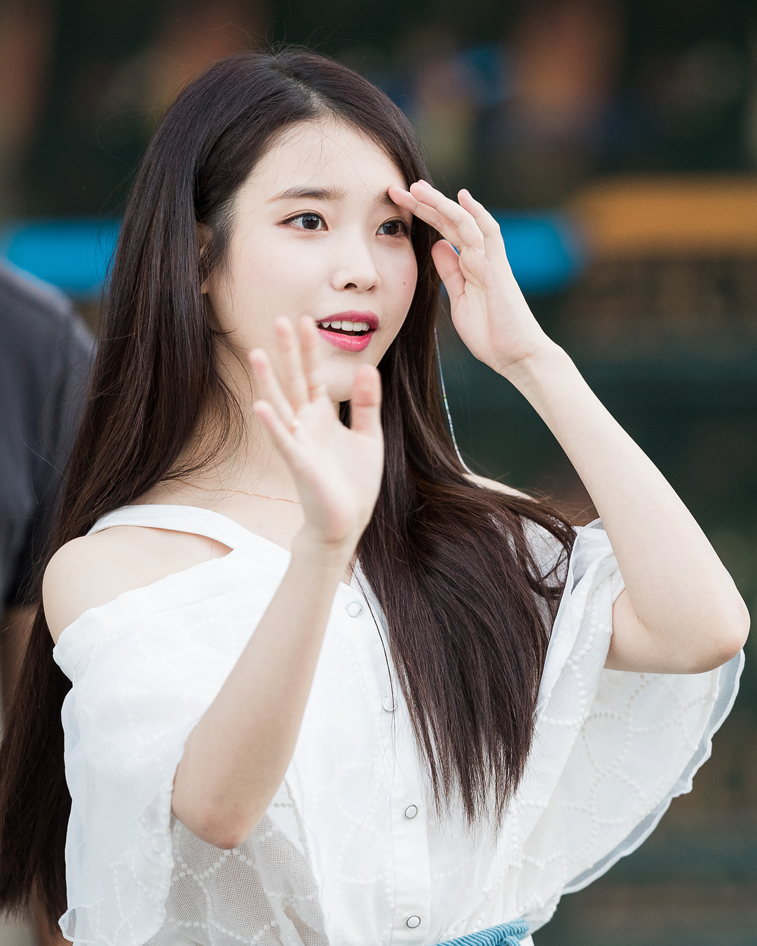 iu白色吊带短袖加蓝色牛仔裙子,转身后背影太迷人