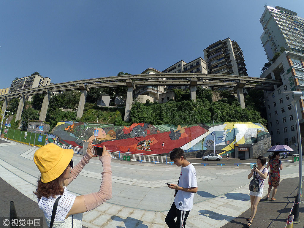 重庆李子坝观景平台部分区域对外开放 游客头顶烈日打卡穿楼轻轨