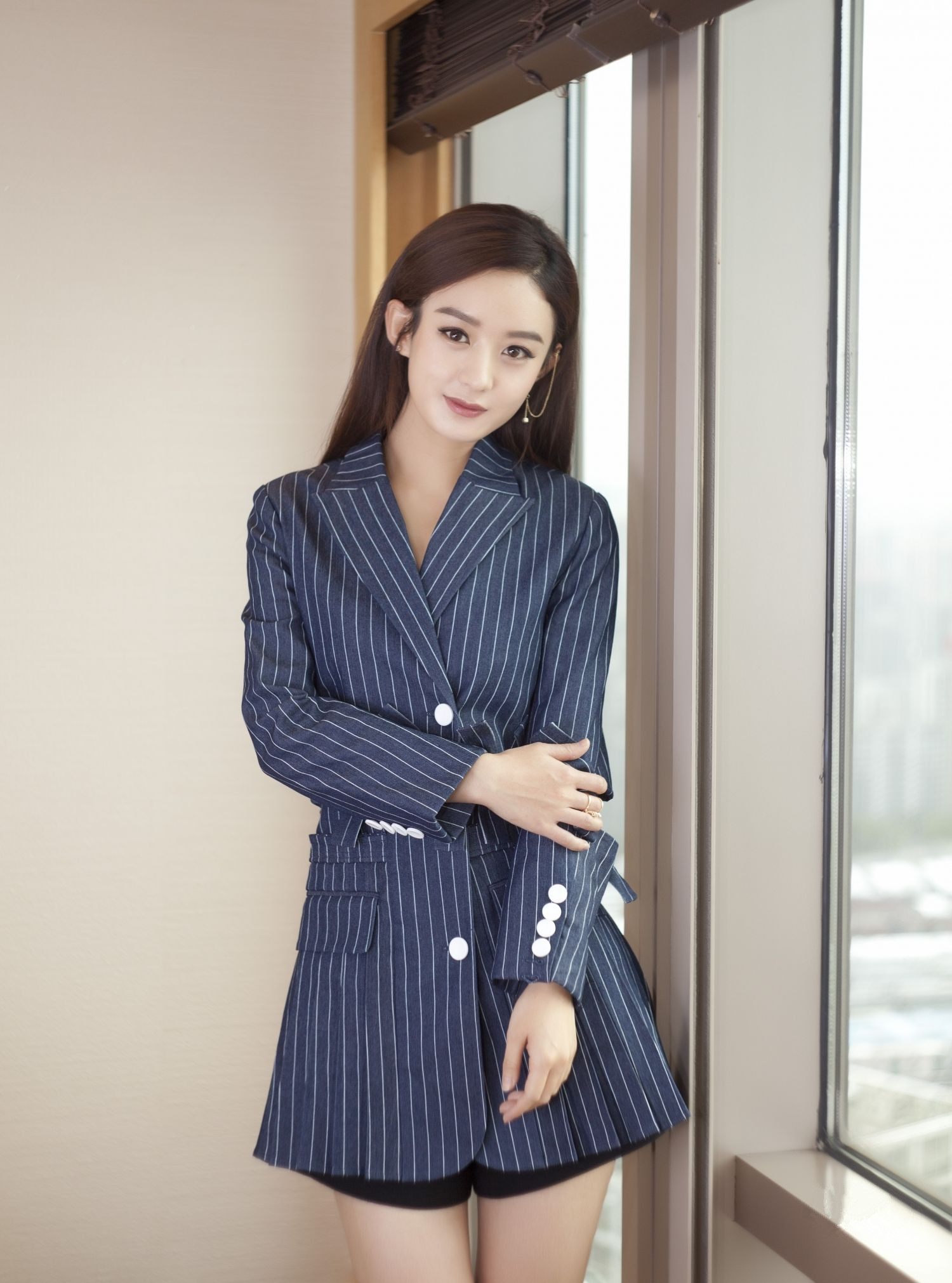 圆脸可爱女神赵丽颖教你可爱时尚风格的穿搭,简直可以