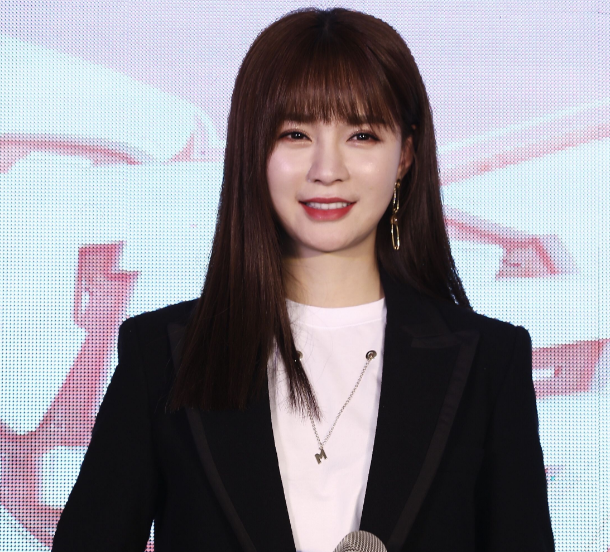 难怪沈梦辰一直是齐刘海,当她被掀起刘海那一刻,颜值大打折扣!