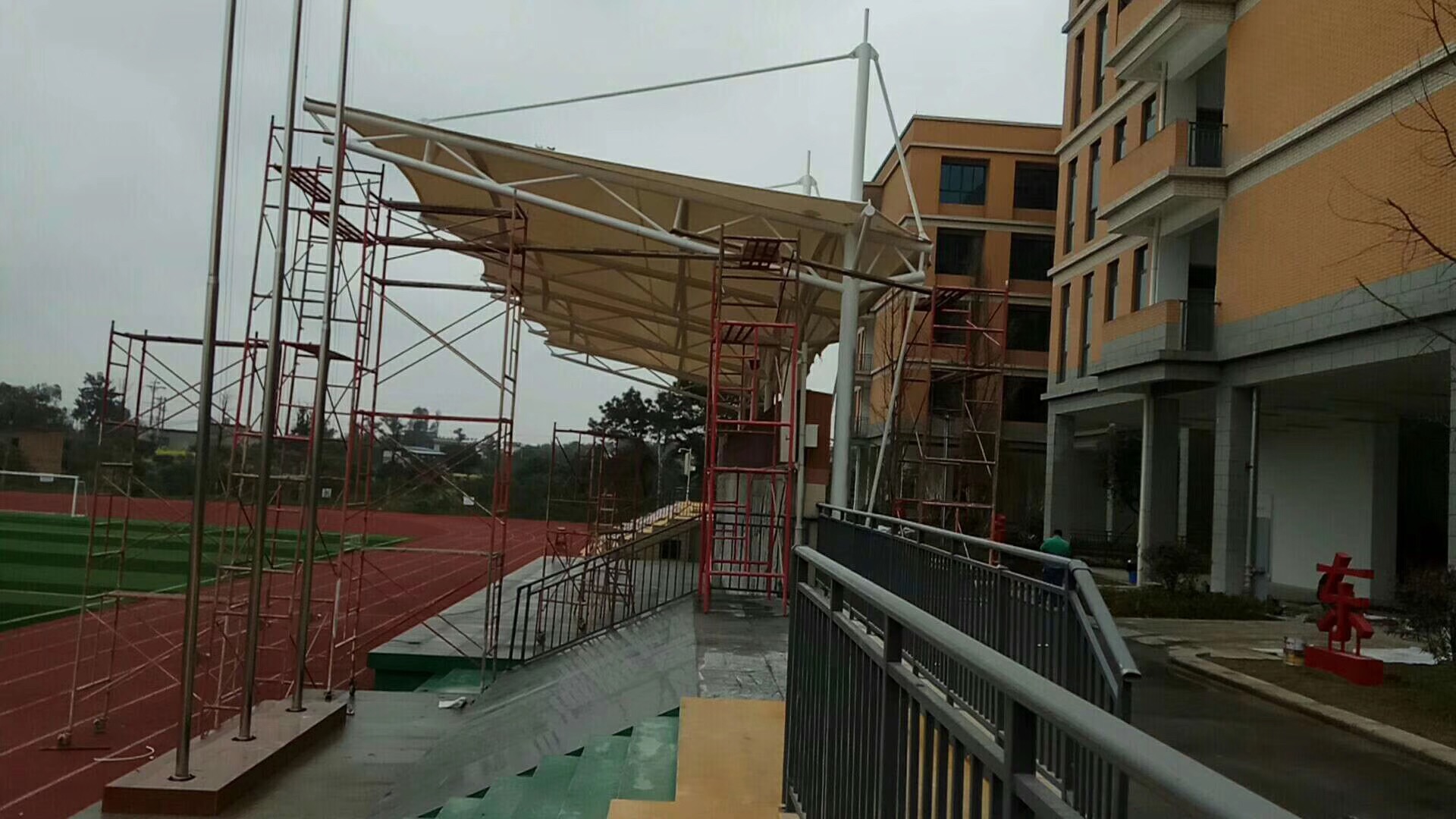 泸州泸县城东小学体育场看台棚顺利交付