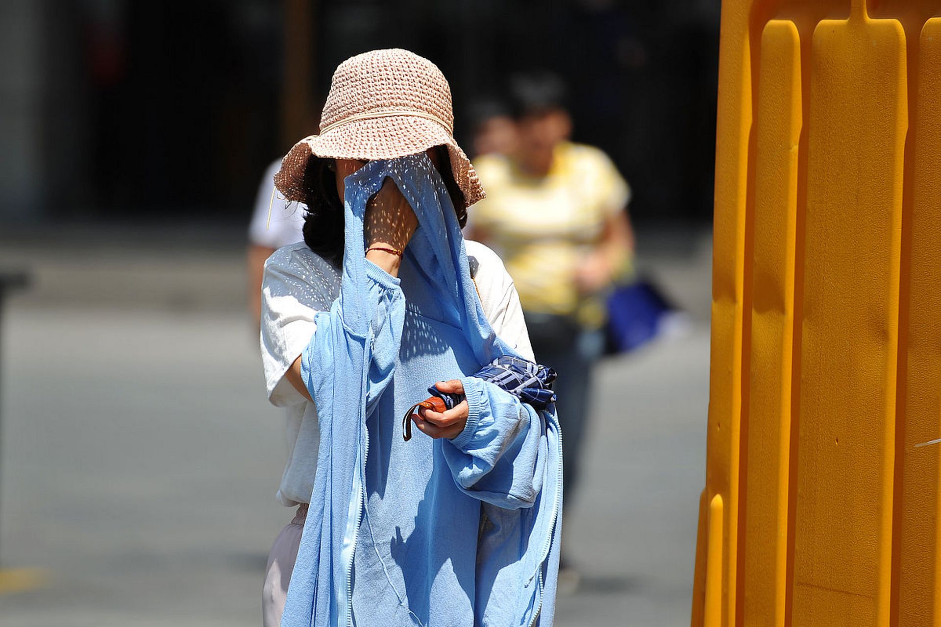但是如果非要评个一二的话,戴口罩帽子防晒是优于防晒霜防晒的,因为