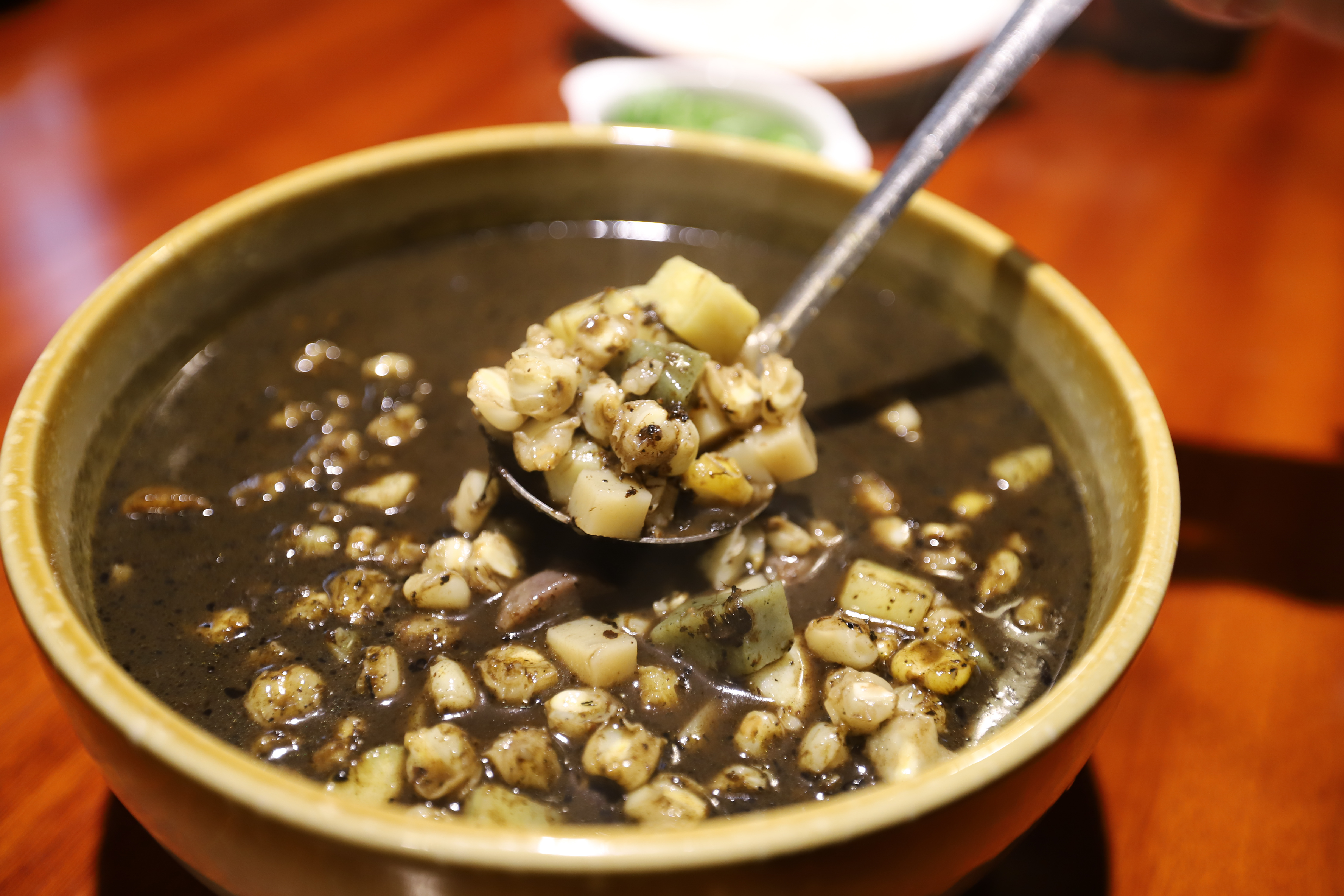 黑油茶在唐代陆羽《茶经》有记载:"《广雅》云:"荆巴间采叶作饼,叶