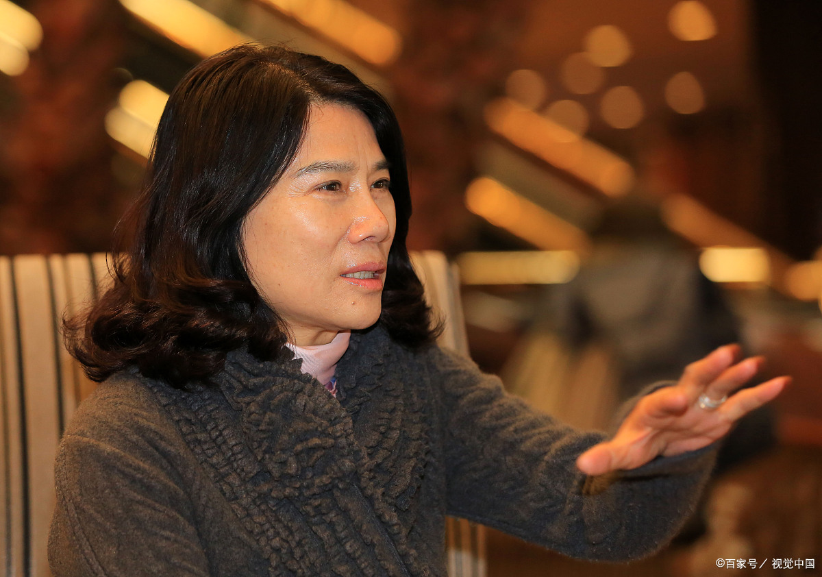 董明珠和曹德旺在接受采访时,主持人问曹德旺:您用格力空调吗?