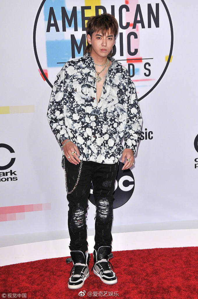 吴亦凡素颜亮相全美音乐奖,网友:颜值身材还不如我们学校的校草