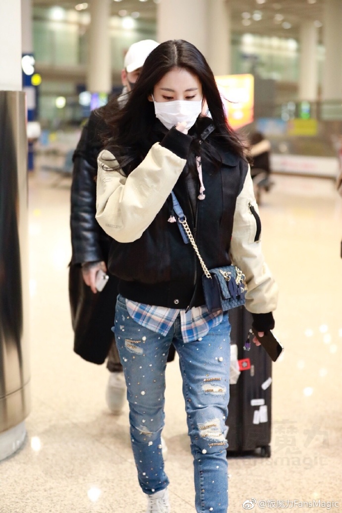张碧晨口罩遮面现身机场走路带风,网友:想问你穿破洞裤冷不冷
