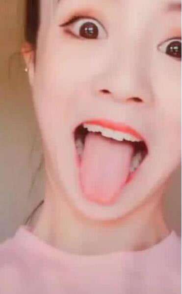 冯提莫在直播间吐舌头卖萌,问粉丝够不够长,莉三万表示不服!