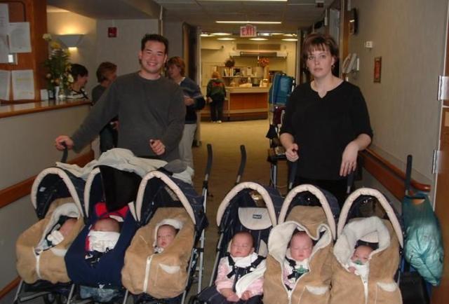 美国妈妈怀6胞胎,进去3分钟就生完了,生产过程医生不淡定了!