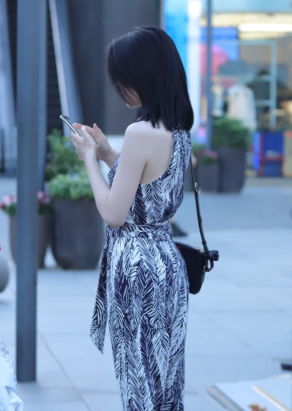 婀娜多姿的背影让人移不开眼睛!