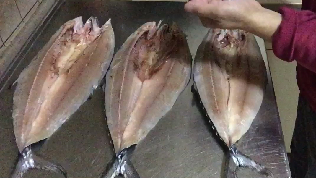 给老母亲腌咸鲅鱼,现在是吃鲅鱼的季节