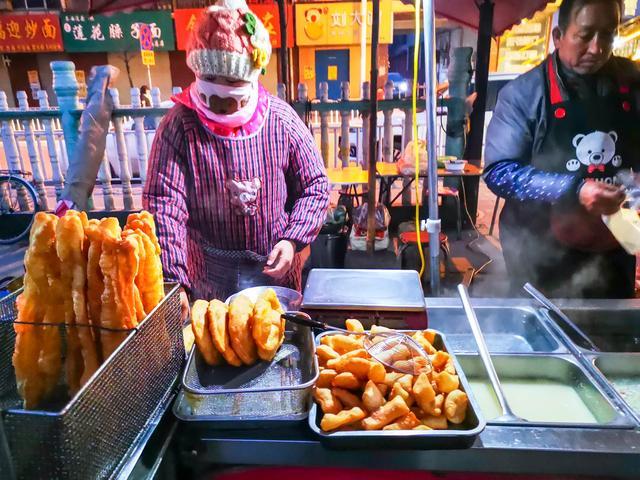 天水的早市上吃个早餐,看看在这里只用一块五毛钱都能吃到些什么