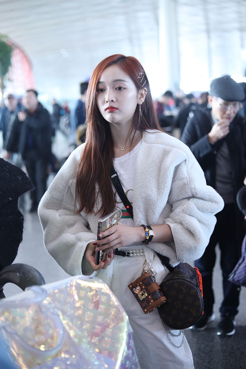 吴宣仪清新白色穿搭现身机场,毛绒外套凸显甜美优雅味