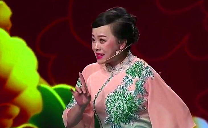 苗阜参加曲艺大赛,借机拥抱女演员,王声:我就知道你要过去!