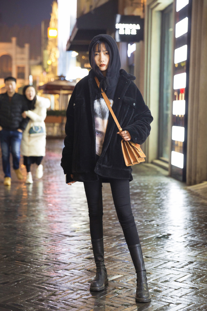 街拍冬日街头的时尚美女,寒冷的天气依旧散发着不可阻挡的魅力!