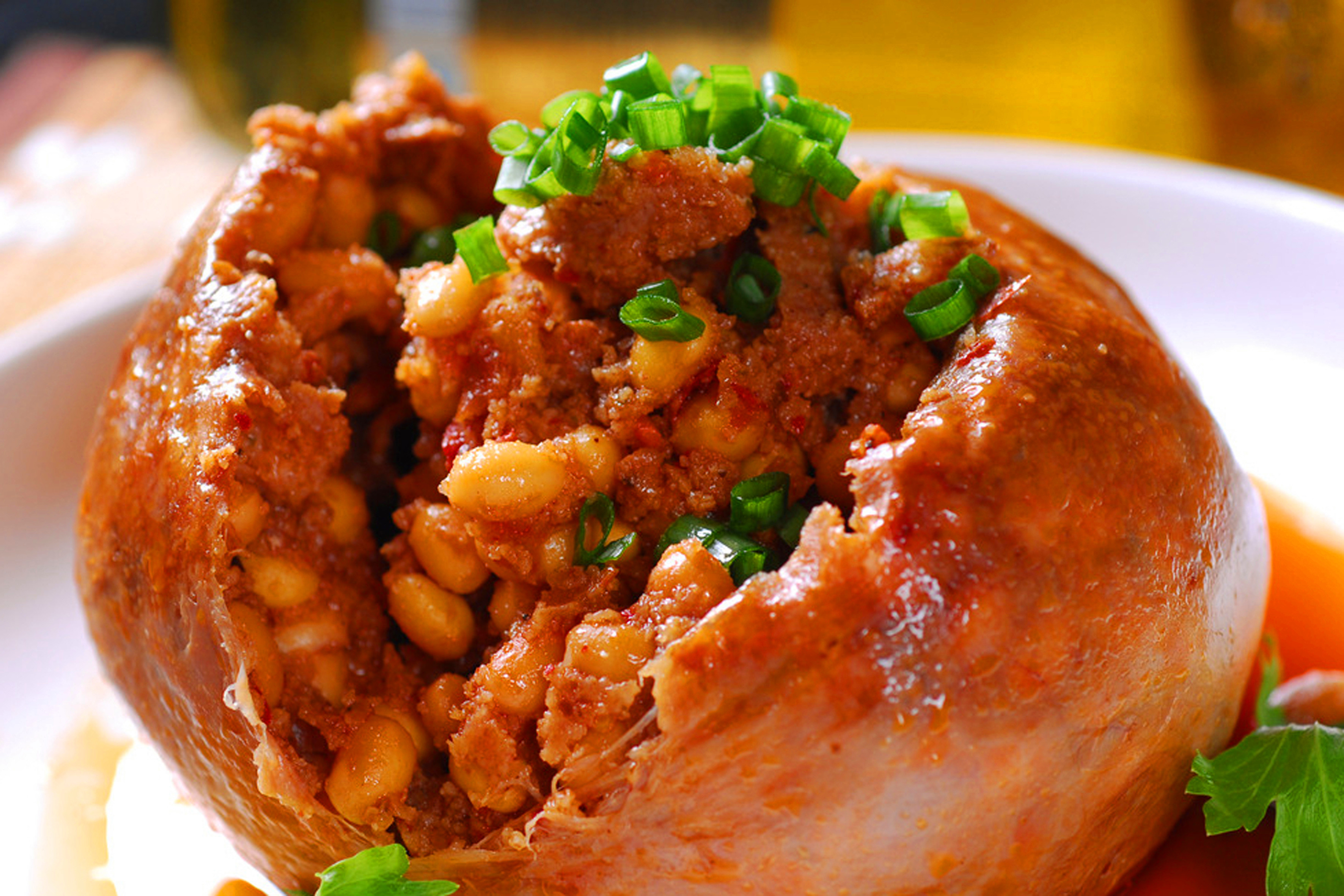 碳烧猪颈肉:将肉放在烧烤架上用炭火慢烤至金黄熟透,取出切成薄片