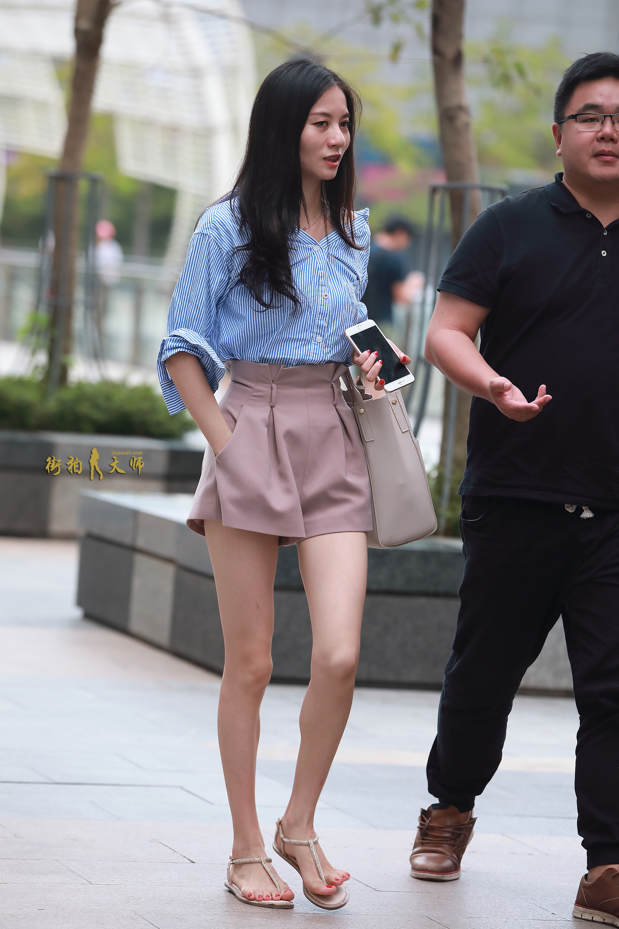 美女跟闺蜜两个人一起逛街,打扮的都非常时尚,给人一种很清新的感觉!