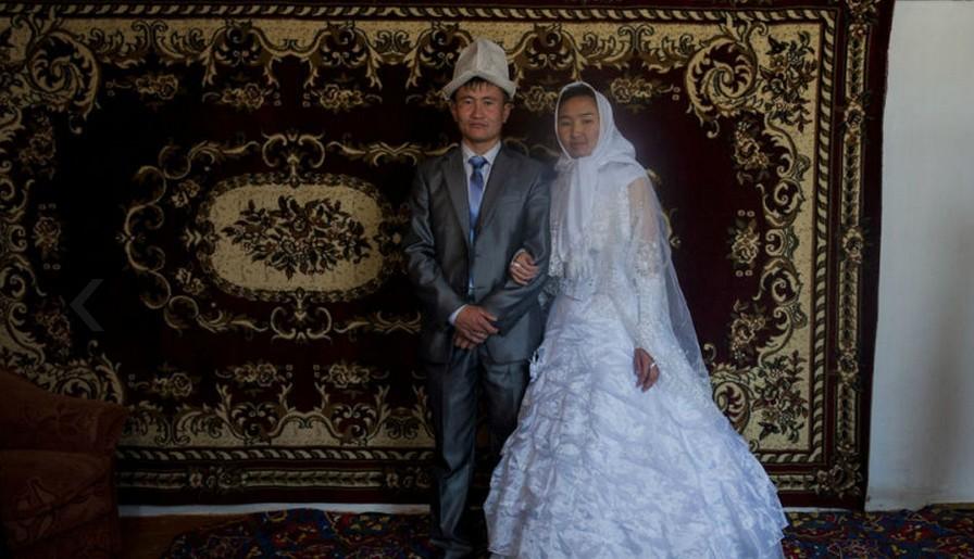 亚洲一邻国,当地人看中女孩直接强行带回家,不结婚不准走