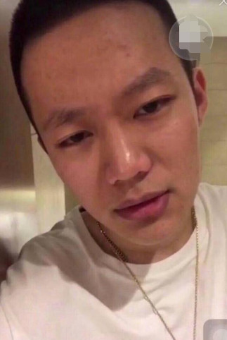 pg one旧照曝光,穿着小背心,戴着大金链,还手拿两把匕首?