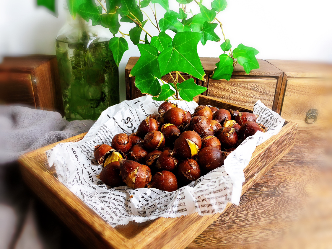 国庆假期快到了,准备点桂花糖栗子招待客人,先蒸后烤,又香又糯