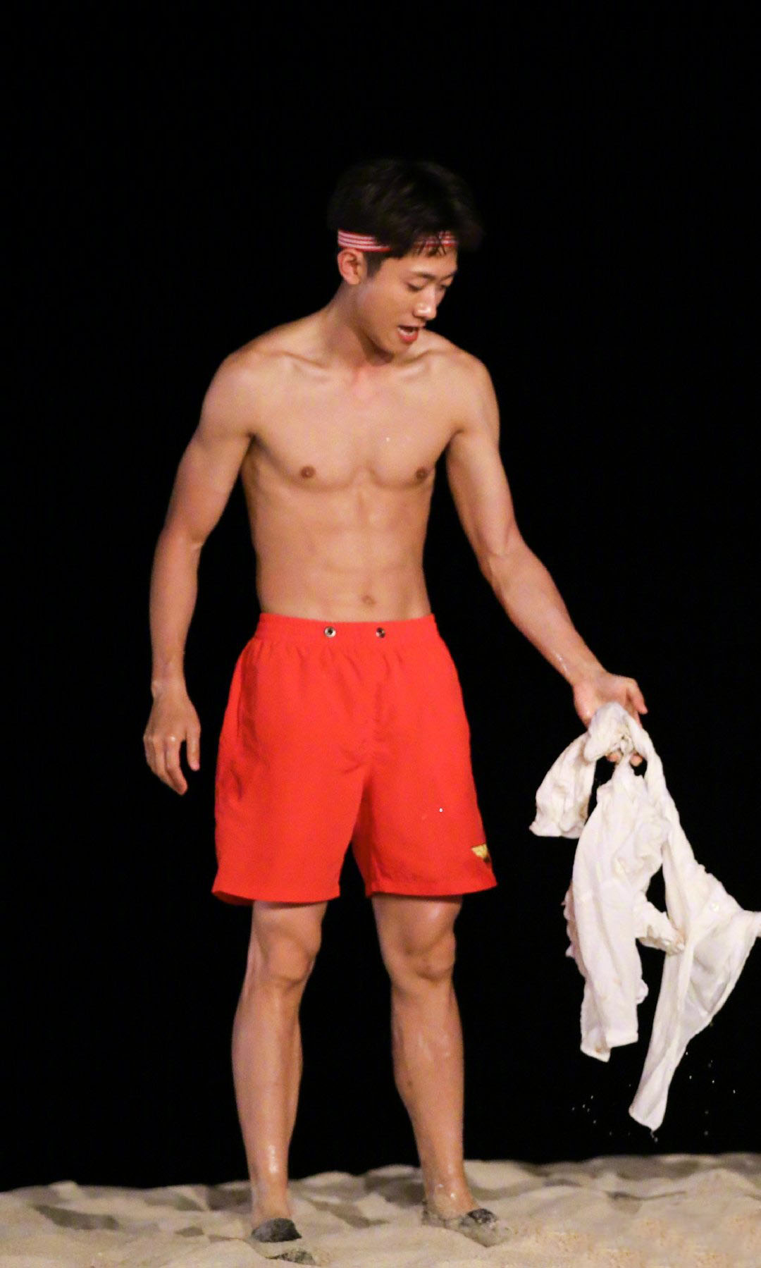 张一山参加综艺,罕见光膀子秀肌肉,这是在逼粉丝对他"犯罪"啊