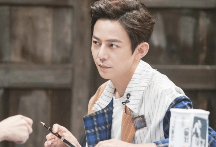 何炅素颜现身买菜,与荧屏形象差别大,冻龄不再似老大爷!