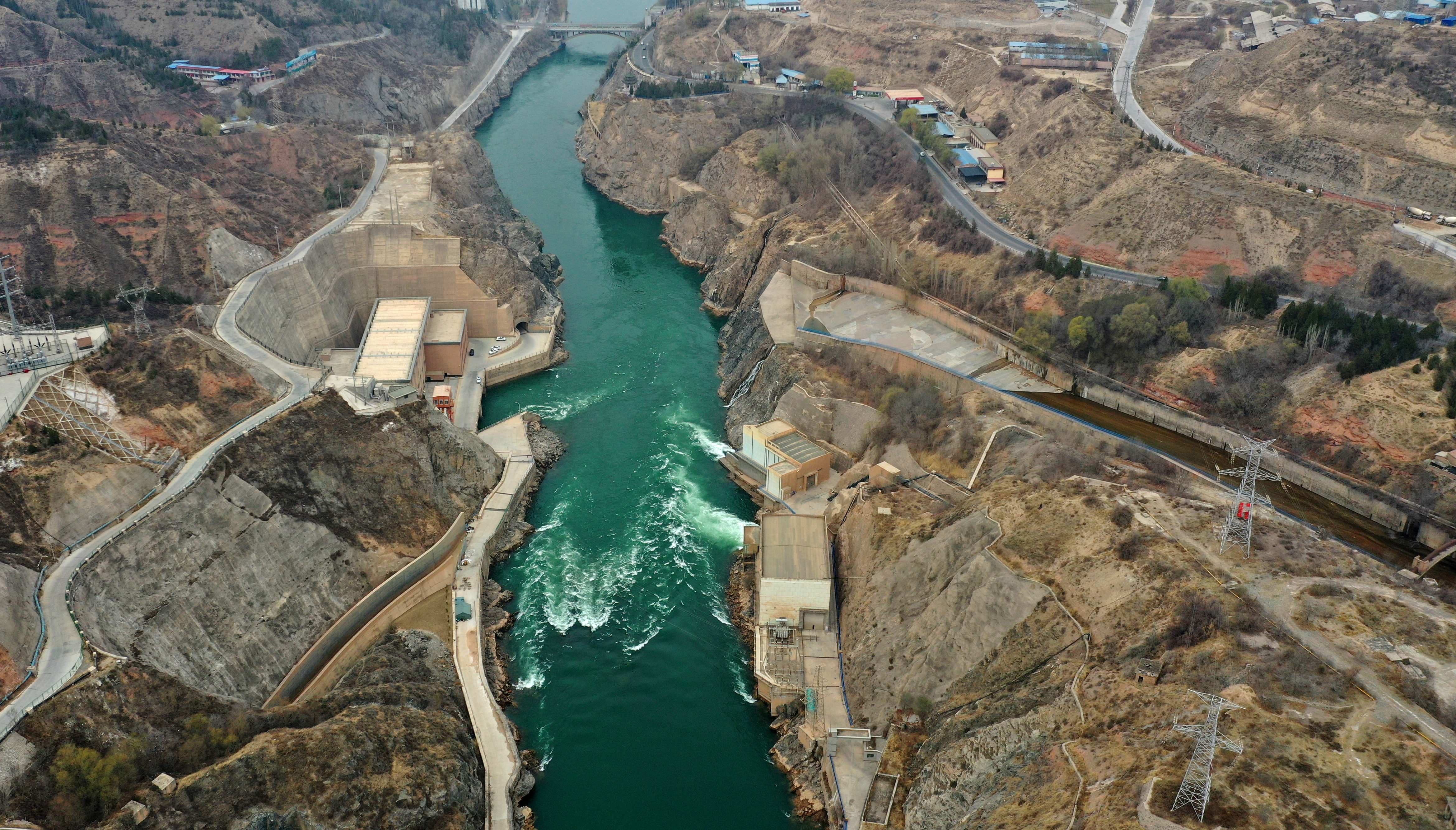 新华社照片,兰州,2020年3月25日    刘家峡水库加大下泄流量支持春灌