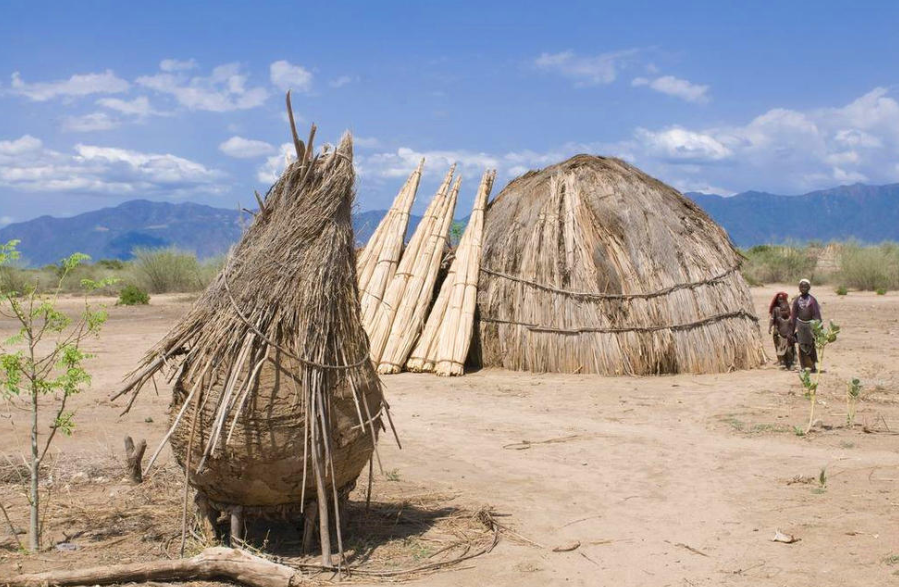 ",非洲还是有着一些传统的房屋装修,比如用树枝,茅草构建成的草垛屋