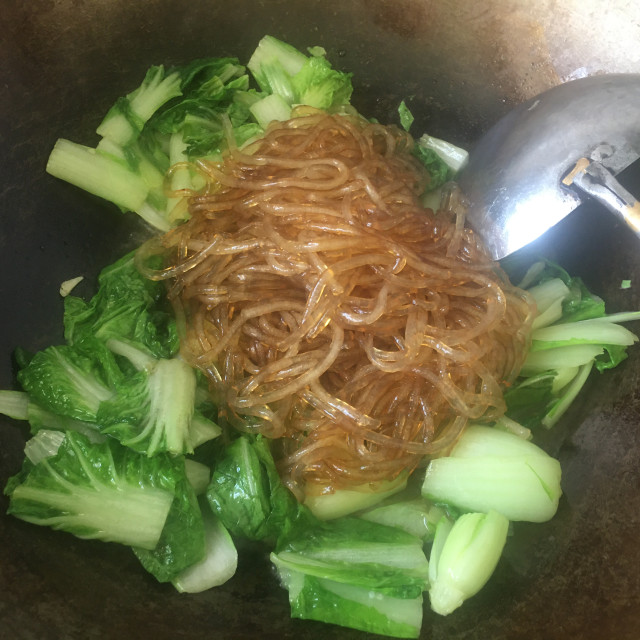 小白菜炒粉条,味鲜清口,是下饭的一道好菜