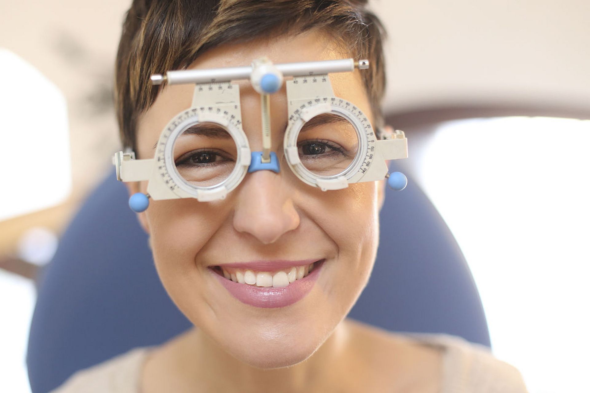 在考虑是否适合佩戴ok镜(ortho-k,也称为矫形隐形眼镜)时,有几个