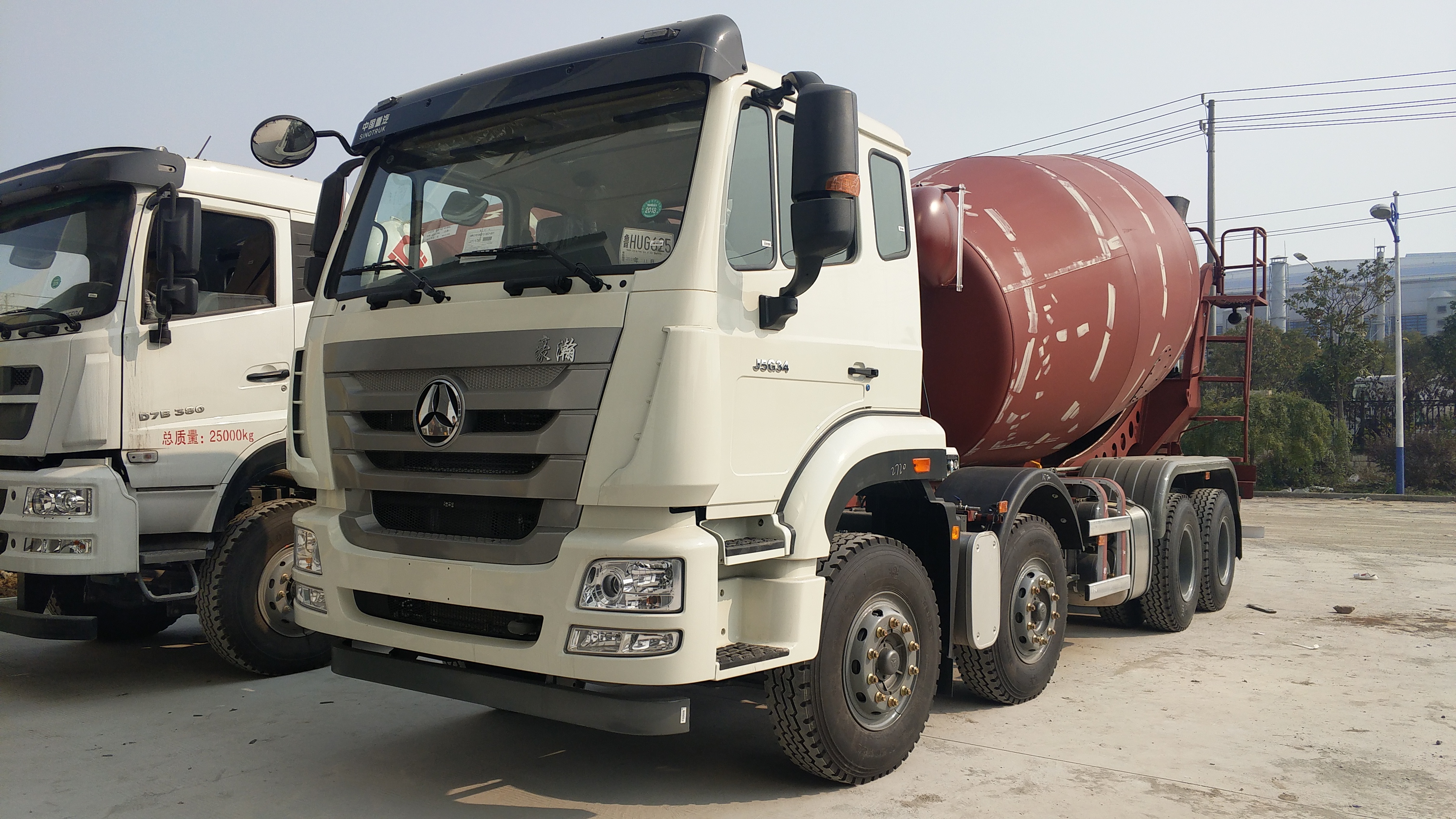 中国重汽j7b  380马力四桥轻量化搅拌车