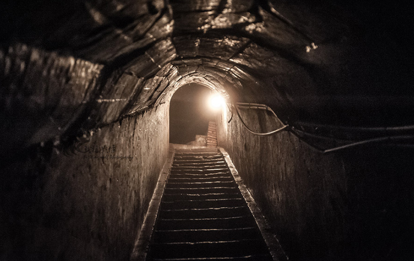 一农民捡破烂时,无意中发现一个地洞,里面竟藏了2000多可恨之人