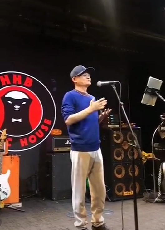 马云退休后生活悠闲,现身酒吧唱歌遭调侃:首富退休后以卖唱为生