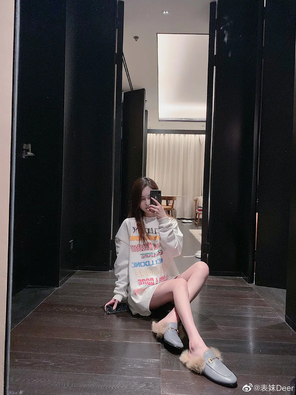 组图:网红看秀生图惨遭曝光 "筷子腿"现原形卧蚕吓呆网友