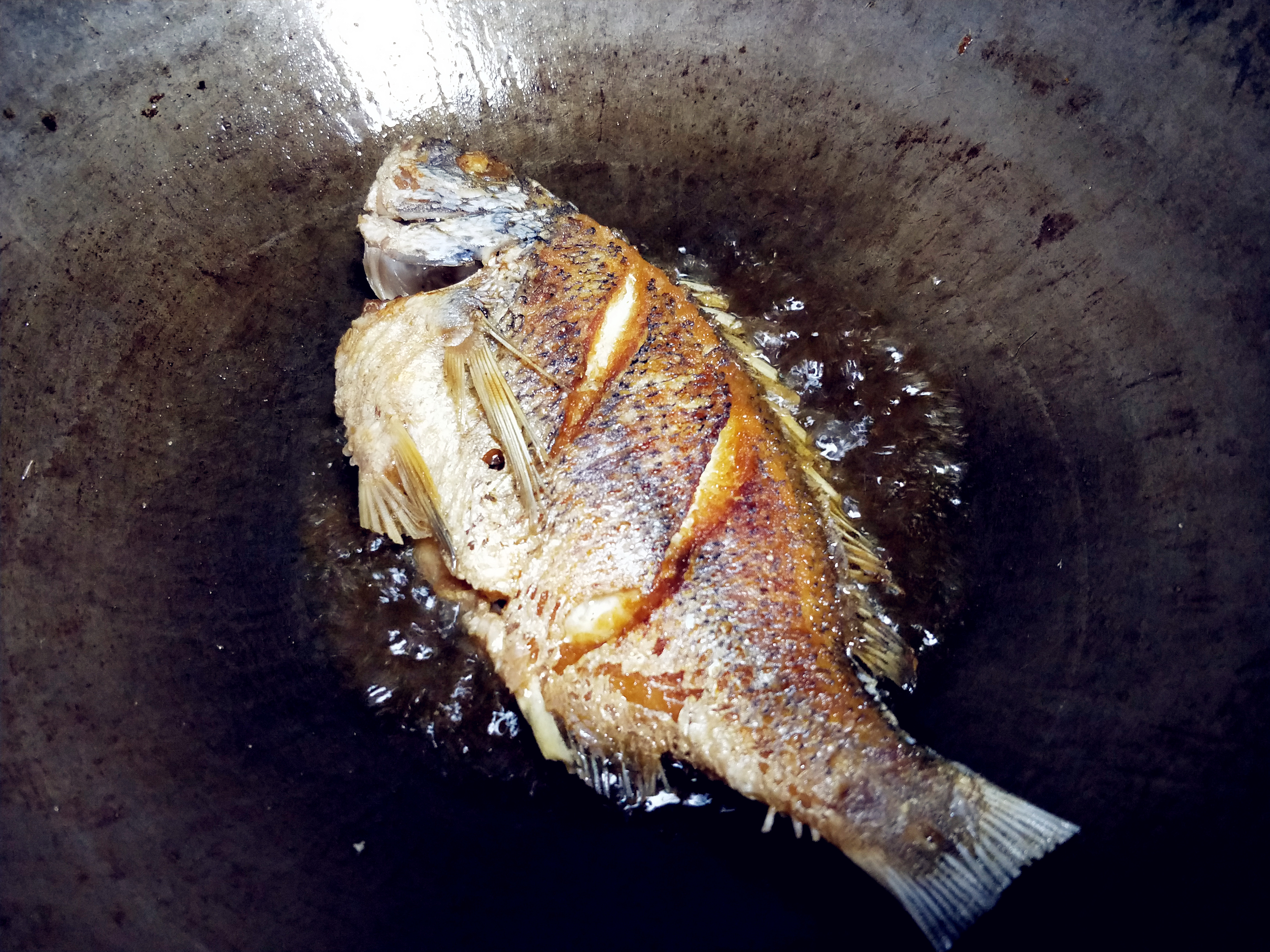 煎鱼时,万万不能直接下油锅,多做这2步,不破皮不粘锅,没腥味