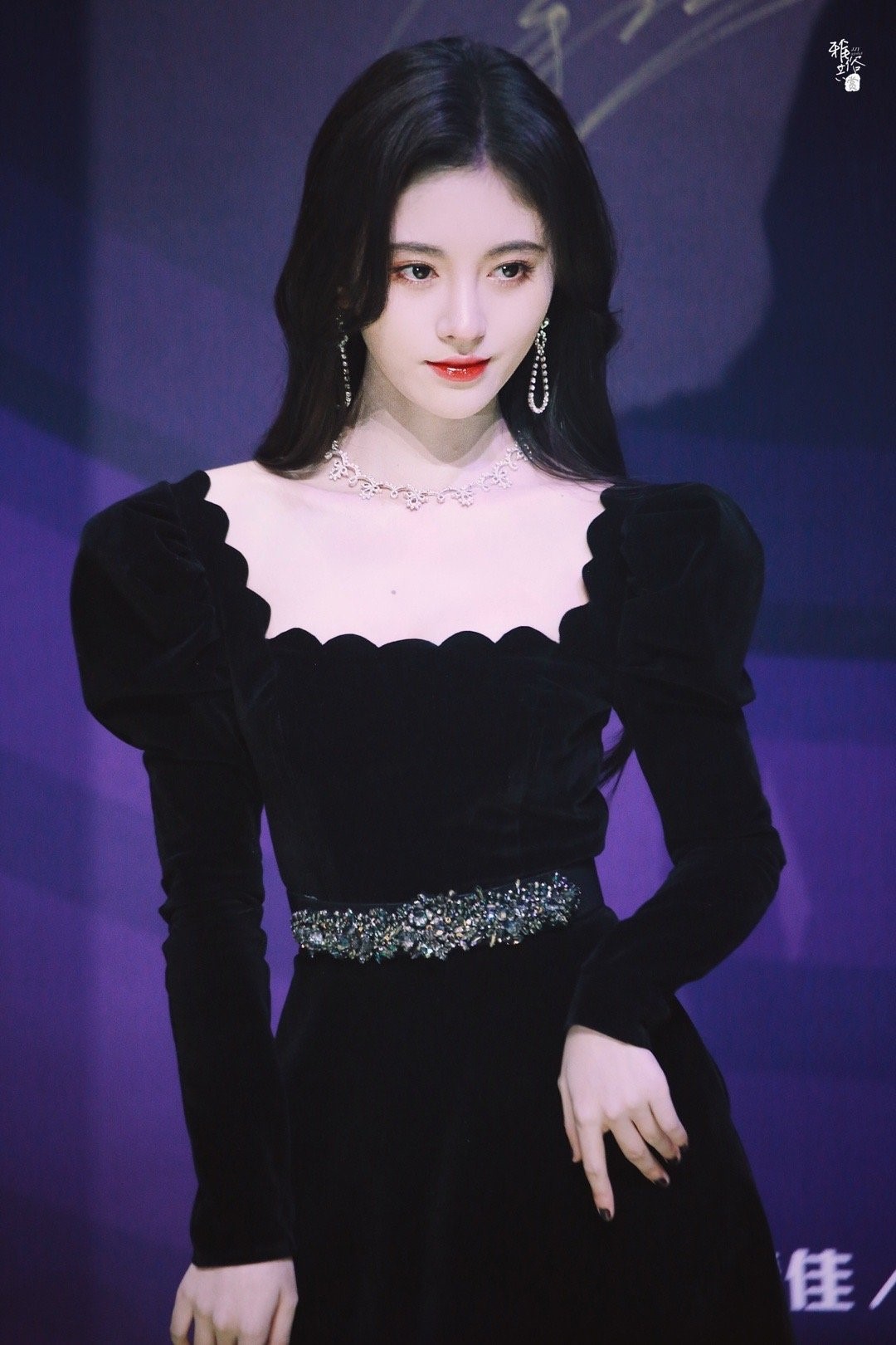 "四千年美女" 鞠婧祎无人超越?一袭丝绒红裙上热搜,美如天仙