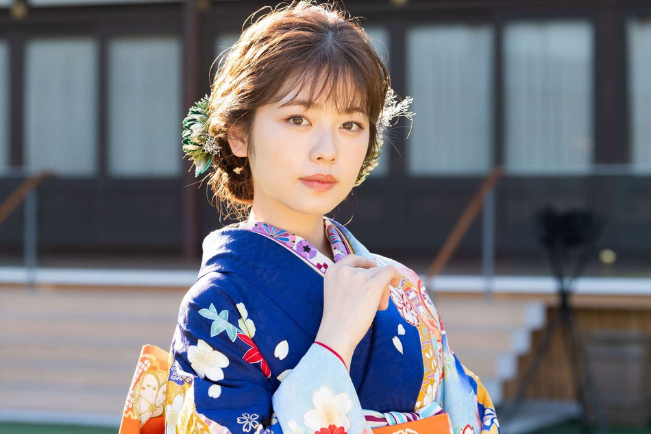 组图:小芝风花拍摄和服写真 明媚阳光下笑容甜蜜动人