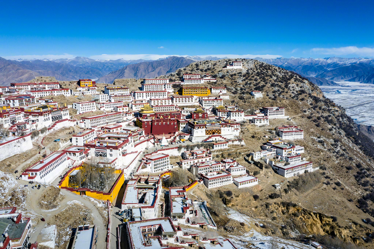 冬日的西藏旅行,人少景美的甘丹寺,一眼望去就是雪域高原!
