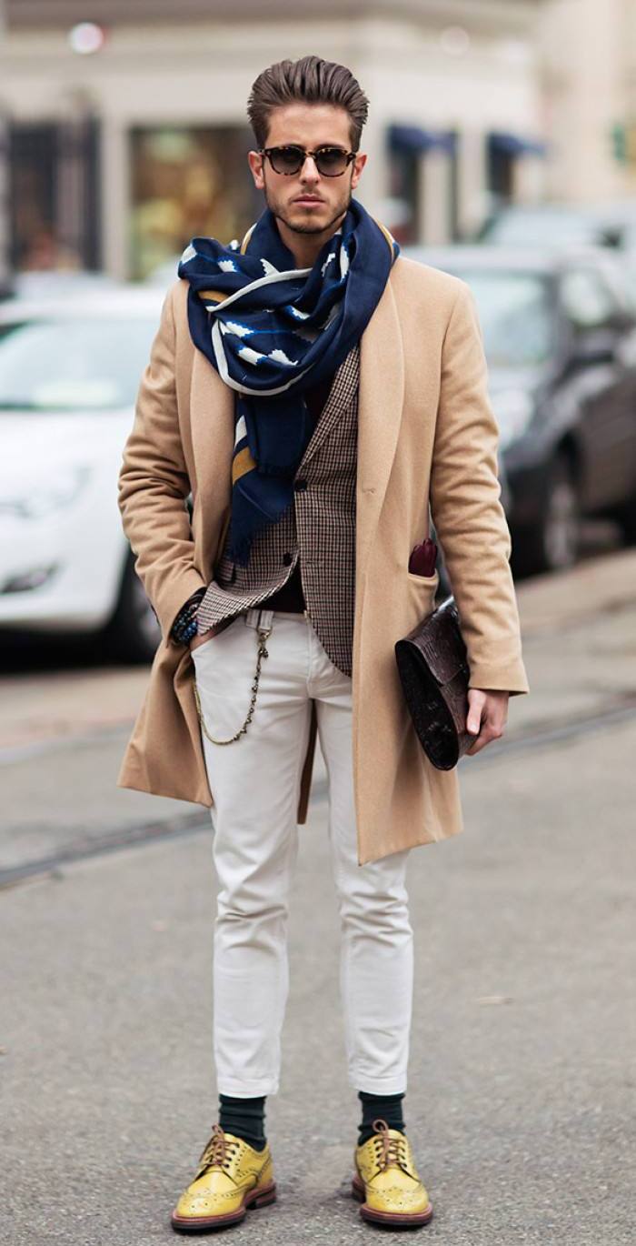 格子的西装外套上一件米色的大衣,脖子上在加一条深蓝色的围巾,绝对的