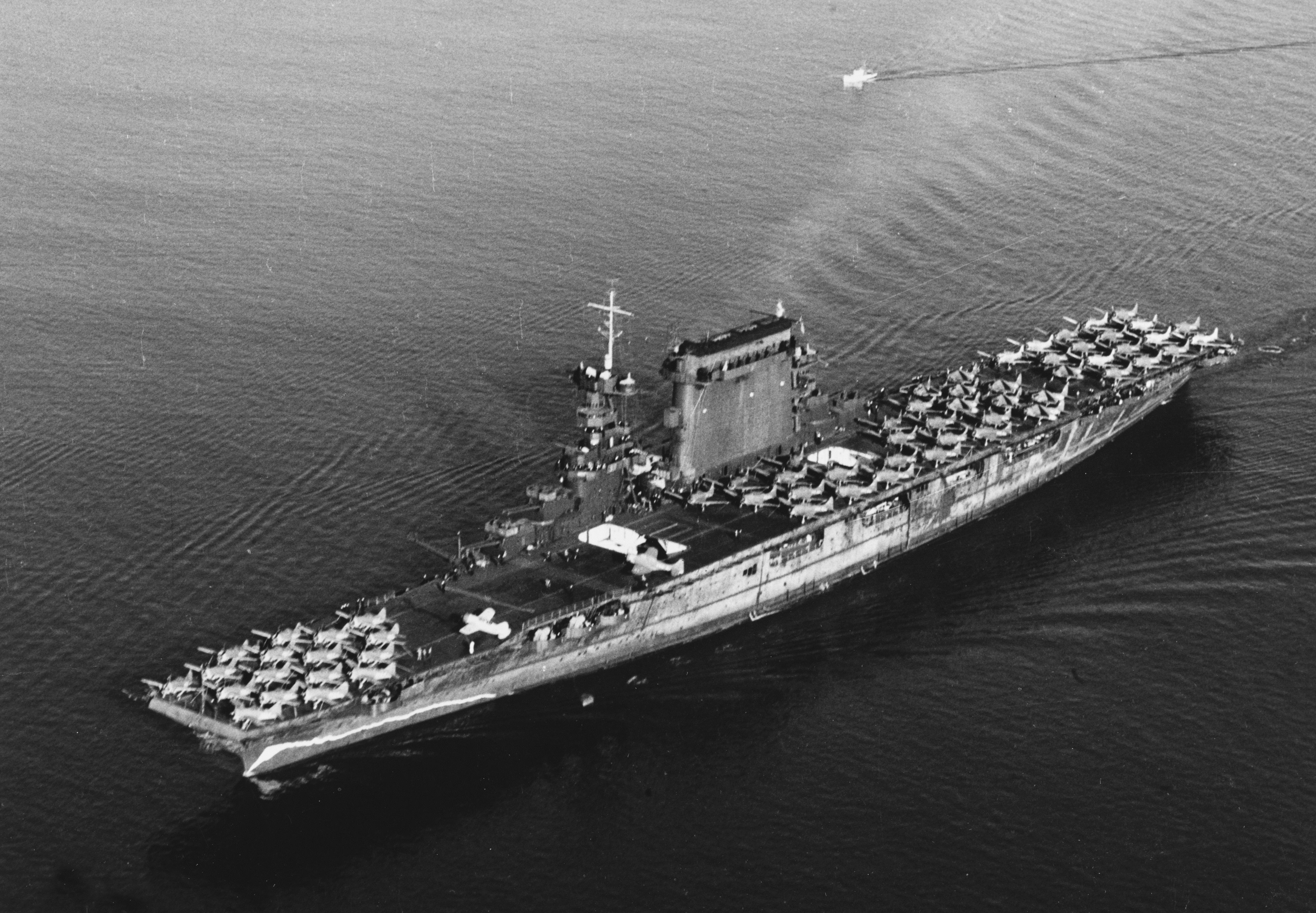 被大火吞没的列克星敦号航空母舰.