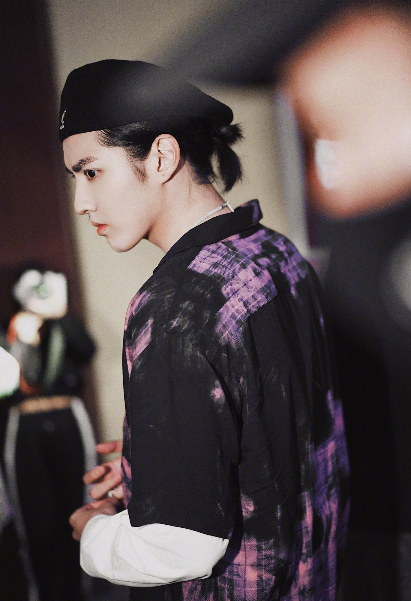 吴亦凡最新路透好亮眼!紫色扎染风衬衫 贝雷帽,个性十足!