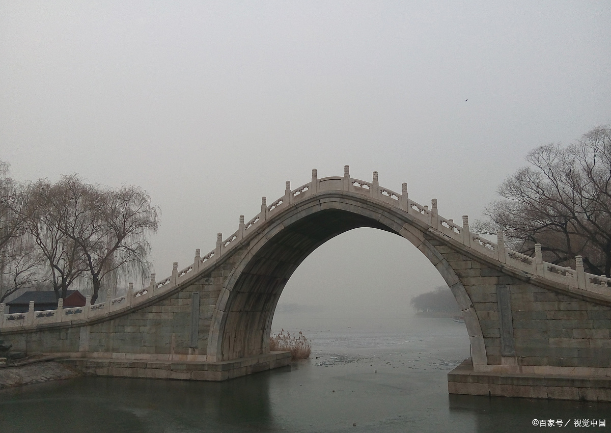 映照着我的心情, 柳丝轻拂,湖畔的风, 都似为我轻轻吟唱