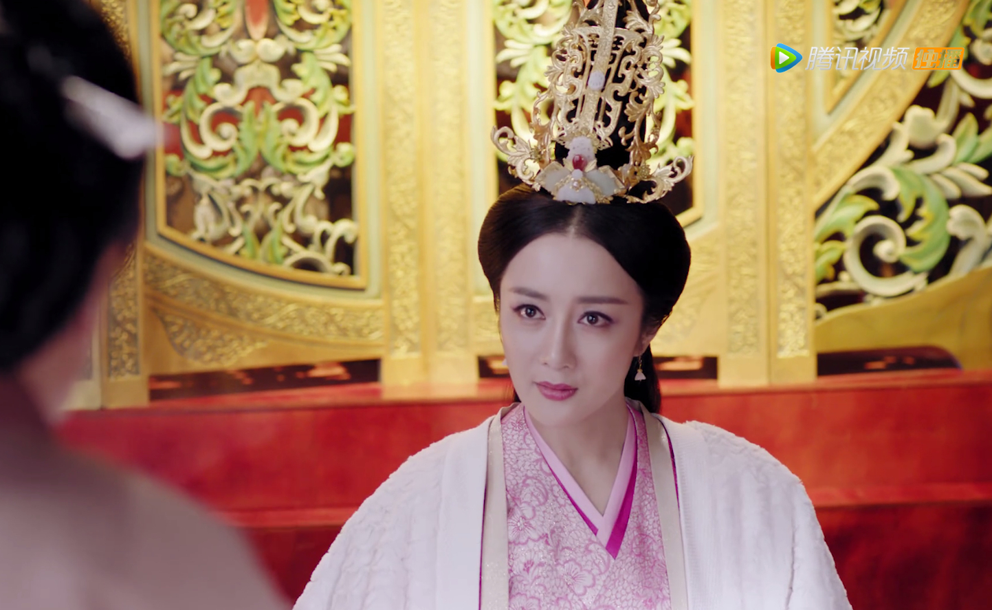 独孤天下:独孤曼陀一顶树叶形发冠就配了9套古装,集富态于一身