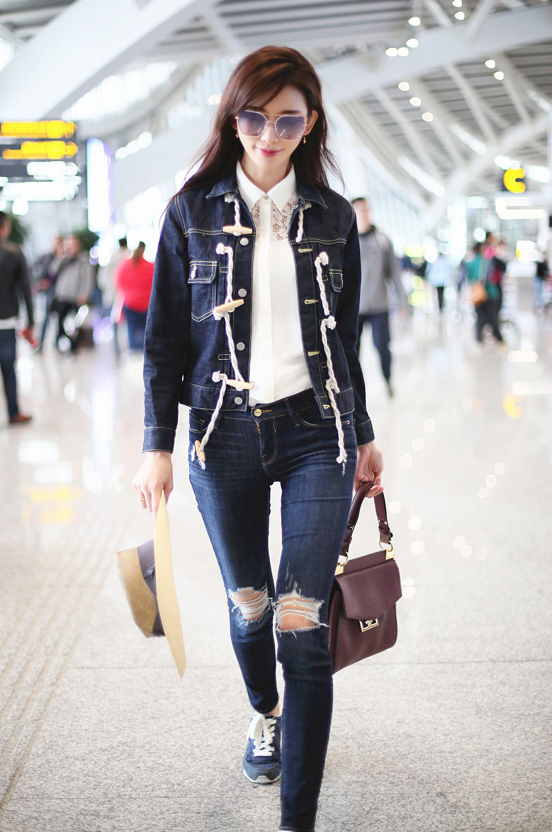 林志玲街拍:牛仔夹克 破洞牛仔裤 帅气丹宁风