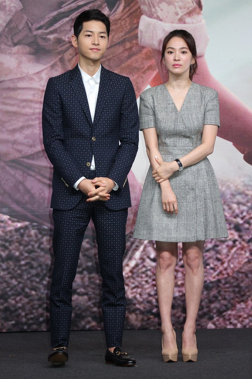 宋仲基携妻子参加妹妹婚礼,感觉老婆不输宋慧乔呢.
