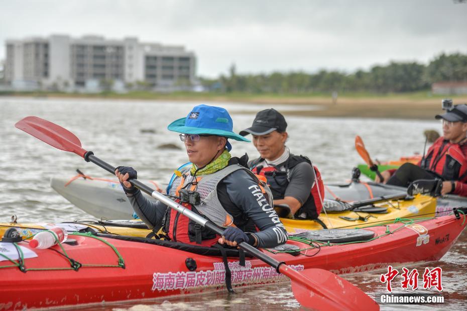 中国21名选手挑战皮划艇横渡琼州海峡