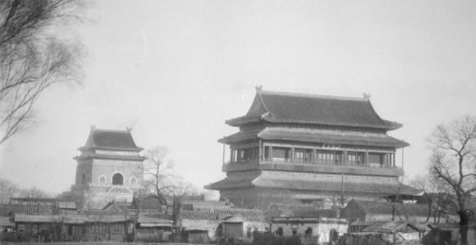 鼓楼和钟楼位于北京中轴线北端,两者南北排列,相距100米左右,是古代
