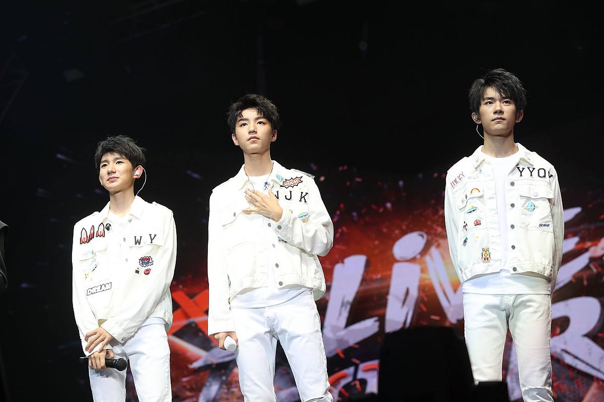 tfboys十年之约演唱会# 现在还有人看掏粪男孩的演唱会吗?