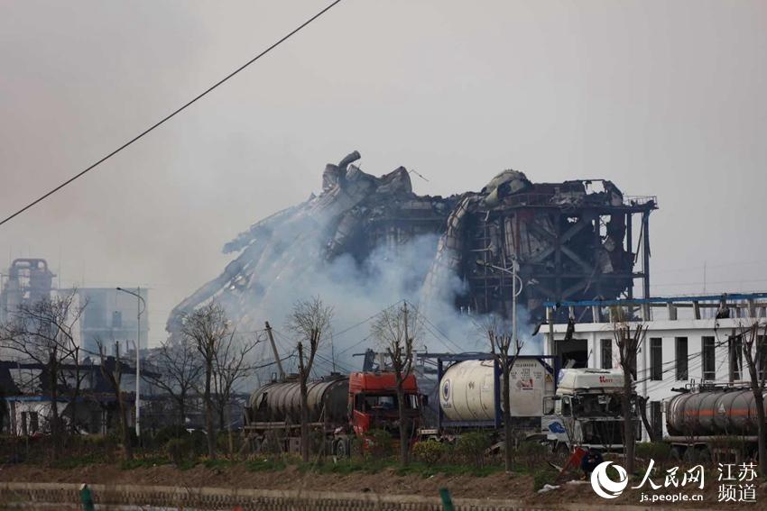 人民网记者探访盐城爆炸事故核心区:场面触目惊心