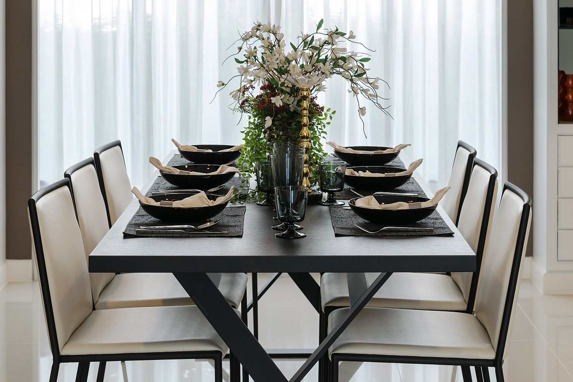 黑色餐桌配餐椅效果图图片